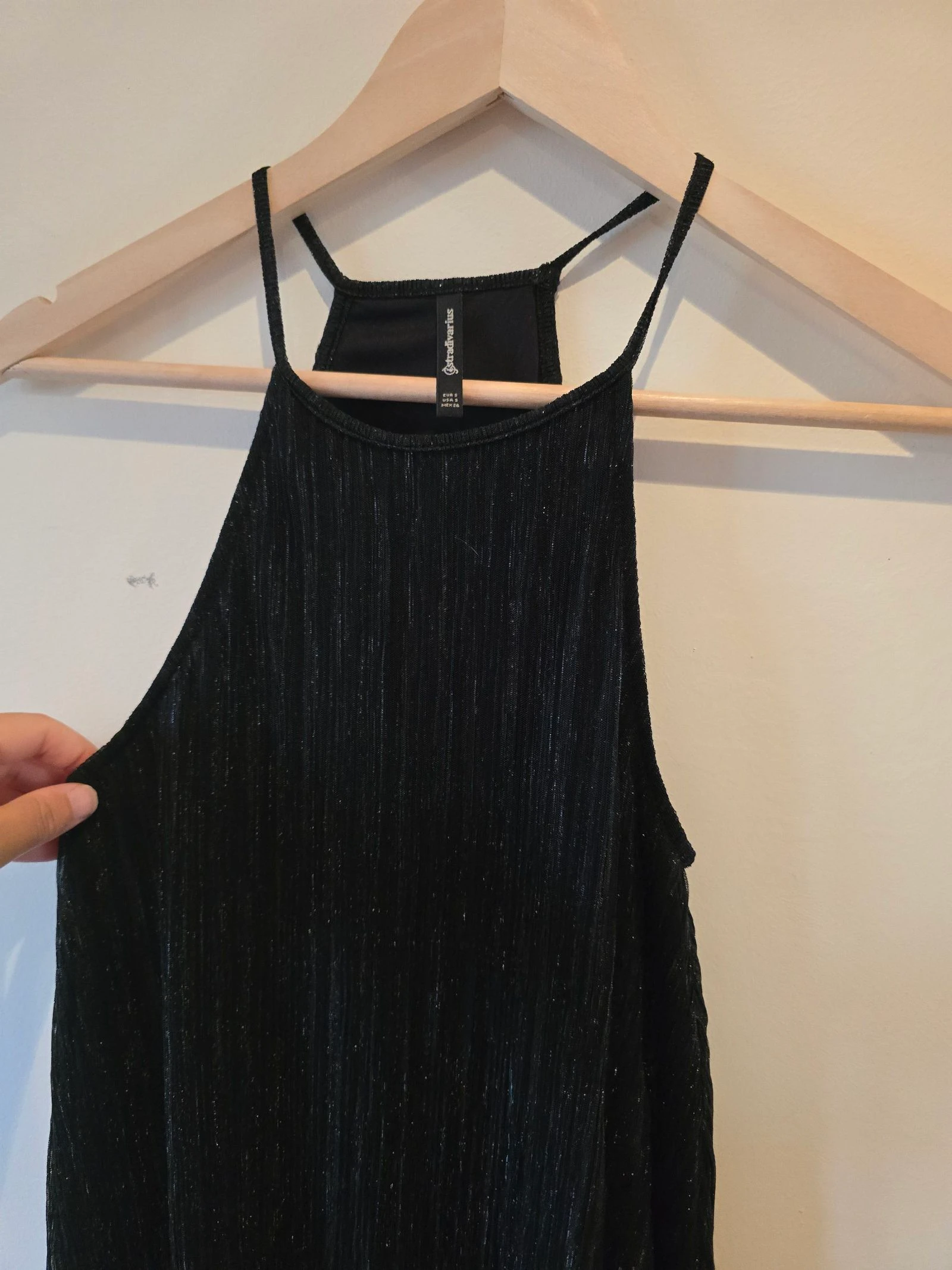 Robe noire plissée brillante de Stradivarius – photo 2